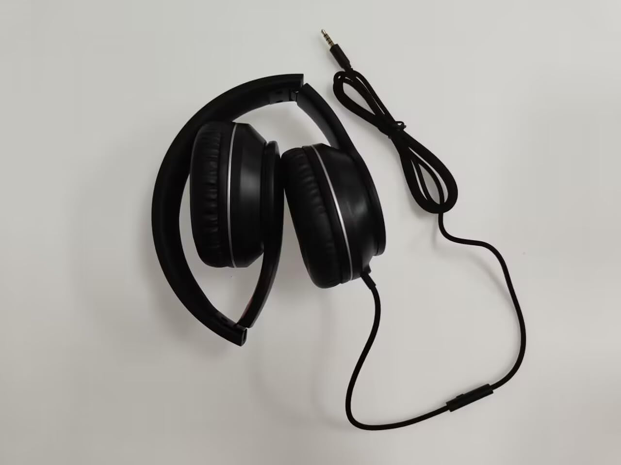 X6 Over-Ear Headphones with Microphone, Lightweight Foldable & Portable Stereo Bass Headphones with 1.45M No-Tangle, Wired Headphones for Smartphone Tablet MP3 / 4 (Space Black)